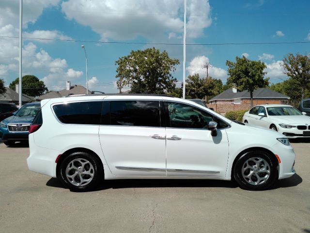 Used 2023 Chrysler Pacifica Limited FWD image 5