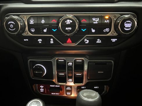 Used 2022 Jeep Wrangler Unlimited Rubicon w/ Dual Top Group image 24