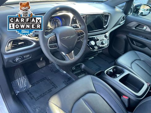 Used 2025 Chrysler Pacifica Select FWD image 11