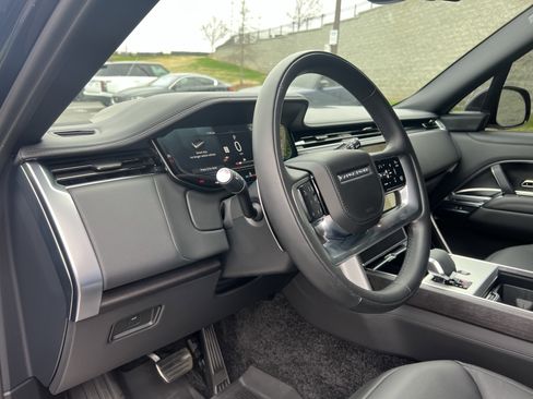 Used 2025 Land Rover Range Rover SE image 18