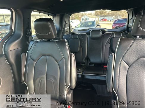 Used 2025 Chrysler Pacifica Limited image 11