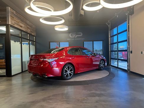 Used 2020 Toyota Camry SE FWD image 3