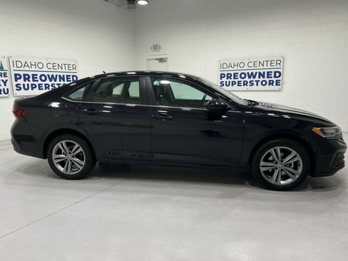 Used 2024 Volkswagen Jetta SE FWD image 9