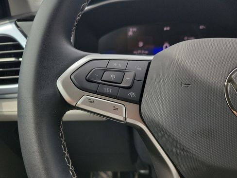 Certified 2025 Volkswagen Taos SE FWD image 32