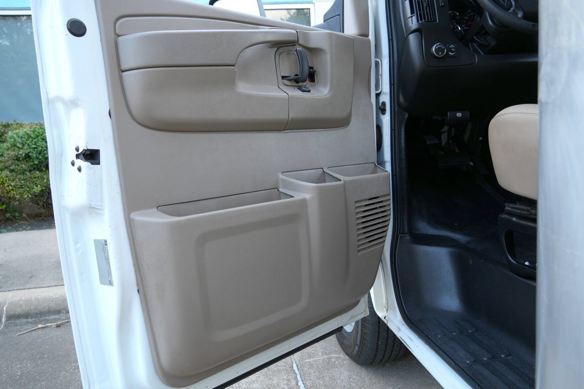 Used 2015 Chevrolet Express 4500 RWD image 40