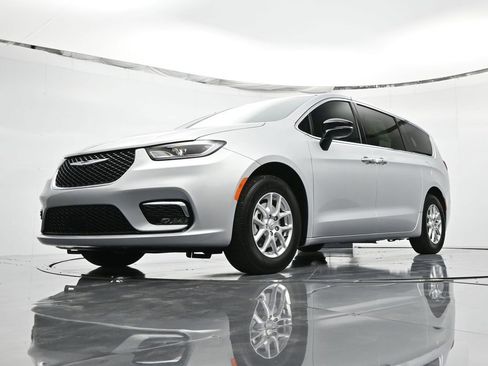 New 2026 Chrysler Pacifica Select image 18