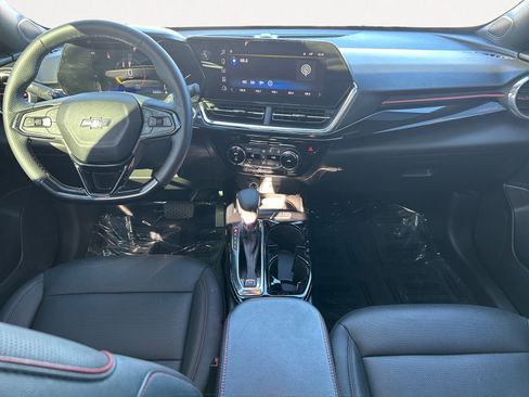 Used 2025 Chevrolet Trax RS w/ Sunroof Package image 3