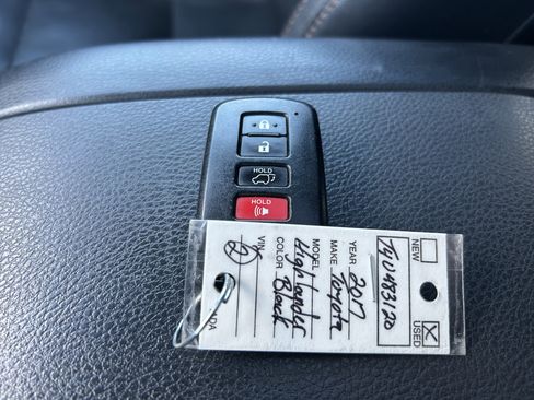 Used 2017 Toyota Highlander Limited AWD/4WD image 36