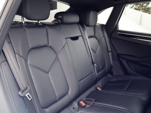 Certified 2025 Porsche Macan AWD/4WD image 23