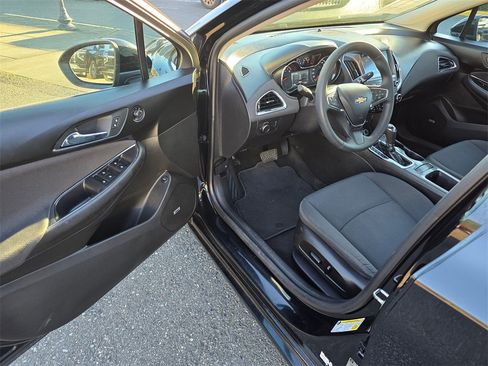 Used 2017 Chevrolet Cruze LT image 19