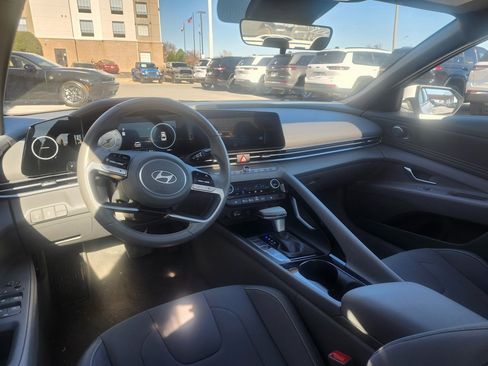 Used 2025 Hyundai Elantra SEL image 10
