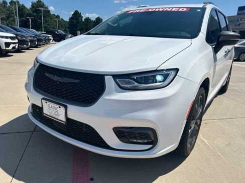 Used 2023 Chrysler Pacifica Touring-L w/ Road Tripper Package AWD/4WD image 4