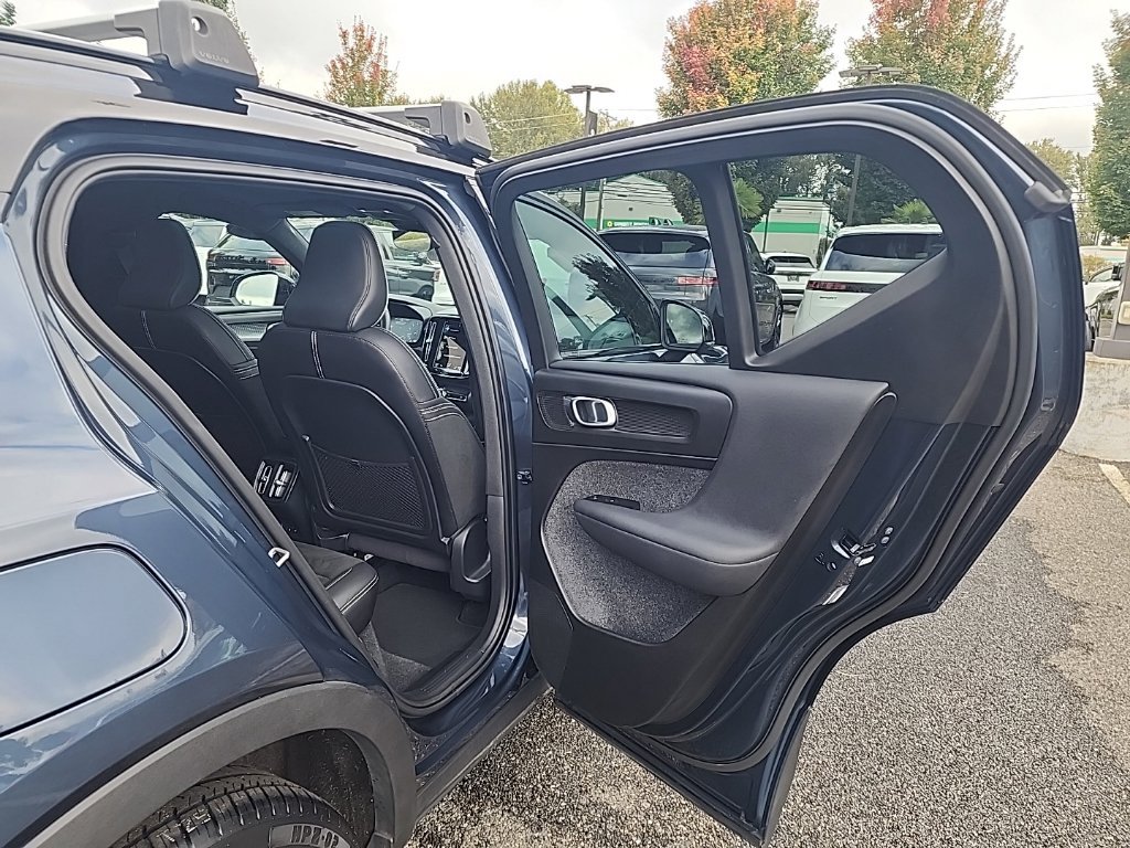 Used 2022 Volvo XC40 T5 R-Design w/ Advanced Package AWD/4WD image 17