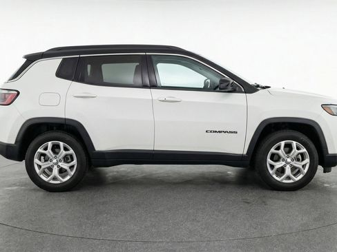 Used 2025 Jeep Compass Latitude AWD/4WD image 11
