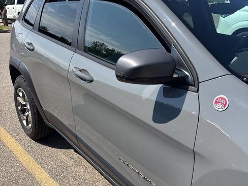Used 2019 Jeep Cherokee Trailhawk w/ Comfort/Convenience Group AWD/4WD image 12