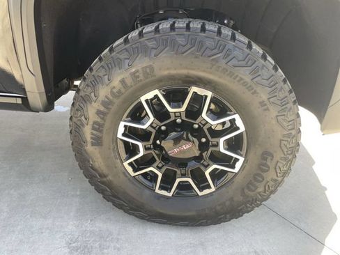 Used 2024 GMC Sierra 2500 AT4X AWD/4WD image 34