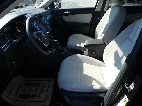 Used 2021 Volkswagen Tiguan SE image 10