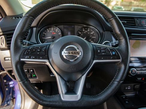 Used 2019 Nissan Rogue SV w/ Premium Package image 17
