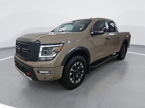Used 2021 Nissan Titan PRO-4X w/ Pro-4x Convenience Package image 12