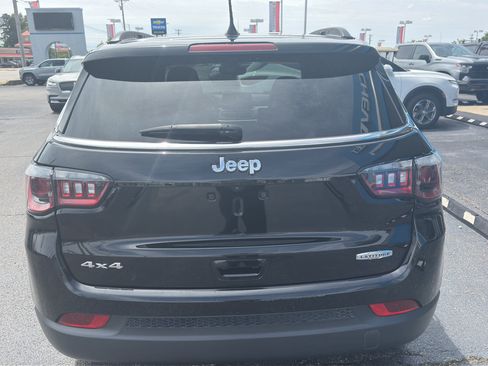 Used 2023 Jeep Compass Latitude w/ Sun and Sound Group AWD/4WD image 5