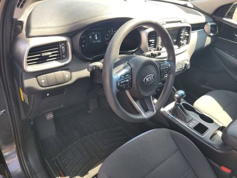 Used 2018 Kia Sorento FWD image 9