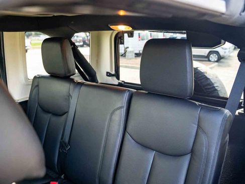 Used 2016 Jeep Wrangler Unlimited Rubicon w/ Connectivity Group AWD/4WD image 22