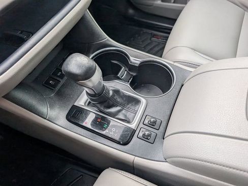Used 2019 Toyota Highlander XLE image 18