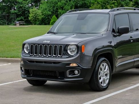 Used 2018 Jeep Renegade Latitude FWD image 7