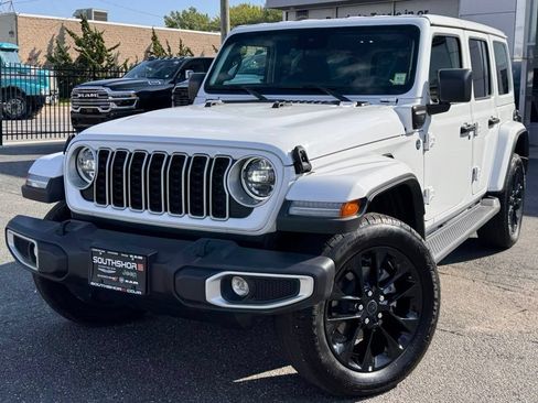 Used 2025 Jeep Wrangler Unlimited Sahara AWD/4WD image 3