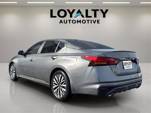Used 2024 Nissan Altima 2.5 SV w/ SV Premium Package image 3