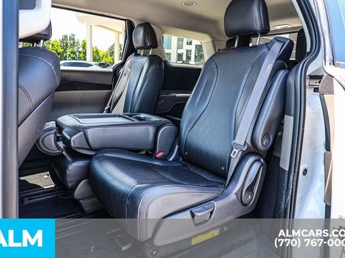 Used 2025 Kia Carnival FWD image 19