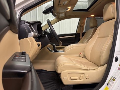 Used 2017 Toyota Highlander XLE image 12