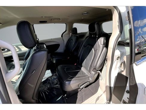 Used 2022 Chrysler Pacifica Touring-L w/ Uconnect Theater Family Group AWD/4WD image 19