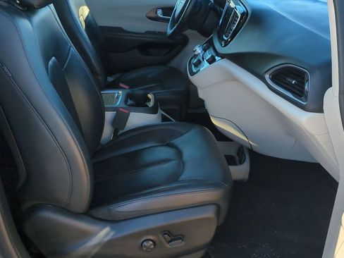 Used 2018 Chrysler Pacifica Touring-L Plus image 23