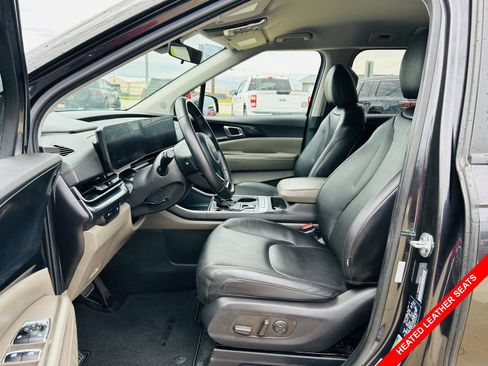 Used 2025 Kia Carnival FWD image 3