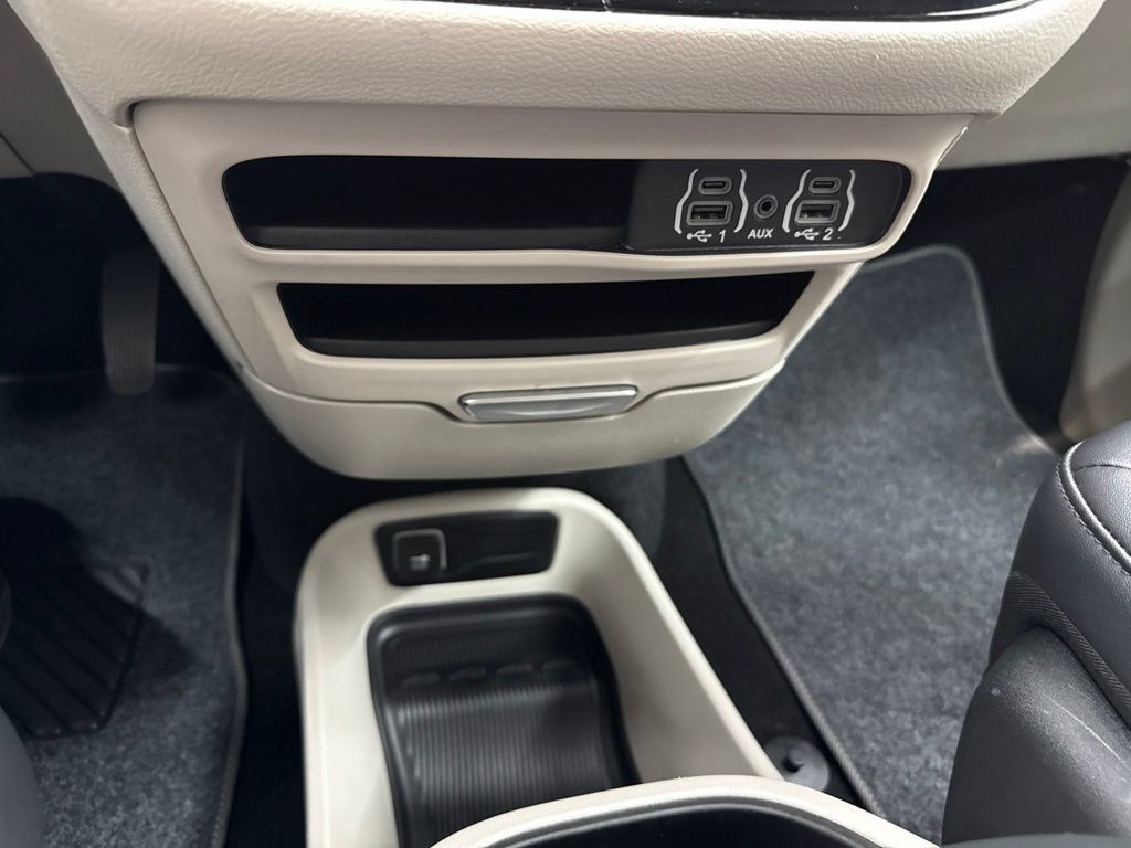 Used 2024 Chrysler Pacifica Touring-L FWD image 28