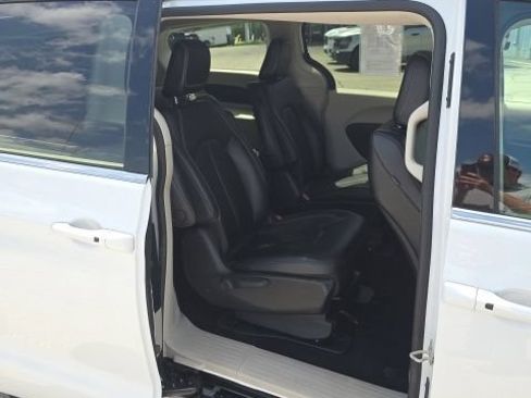 Used 2024 Chrysler Pacifica Limited FWD image 30