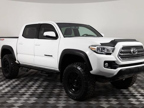 Used 2017 Toyota Tacoma TRD Off-Road w/ Premium & Technology Package AWD/4WD image 10