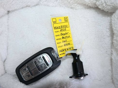 Used 2025 Chrysler Pacifica Select FWD image 22