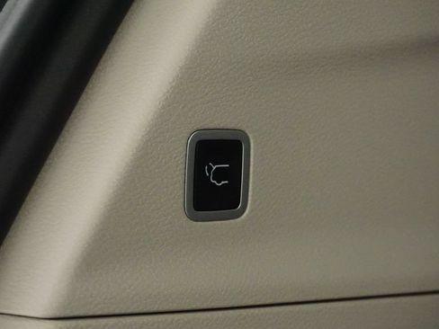 Used 2024 Chrysler Pacifica Limited AWD/4WD image 15