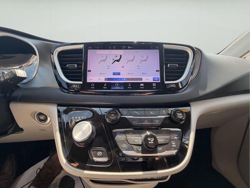 Used 2023 Chrysler Pacifica Touring-L FWD image 25