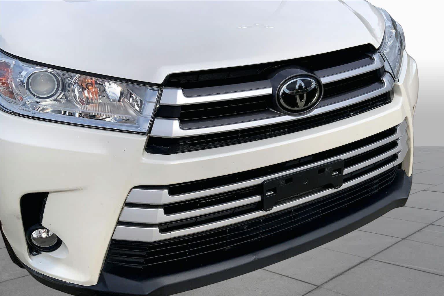 Used 2019 Toyota Highlander XLE AWD/4WD image 32