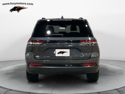 Used 2023 Jeep Grand Cherokee Altitude image 4