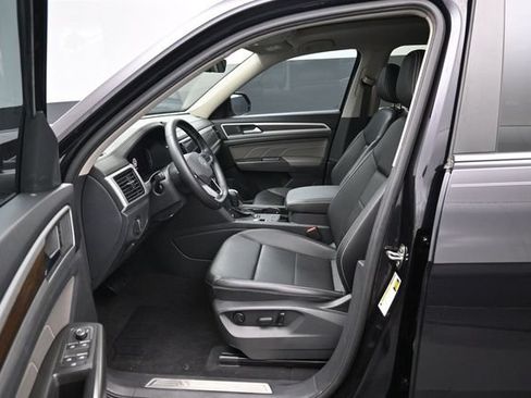 Used 2023 Volkswagen Atlas SE w/ Panoramic Sunroof Package FWD image 9