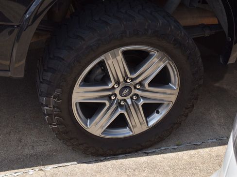 Used 2019 Ford F150 XLT w/ Equipment Group 302A Luxury RWD image 11