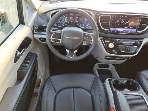 Used 2024 Chrysler Pacifica Touring-L image 11