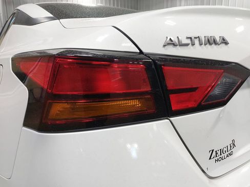 Used 2024 Nissan Altima 2.5 SV AWD/4WD image 33