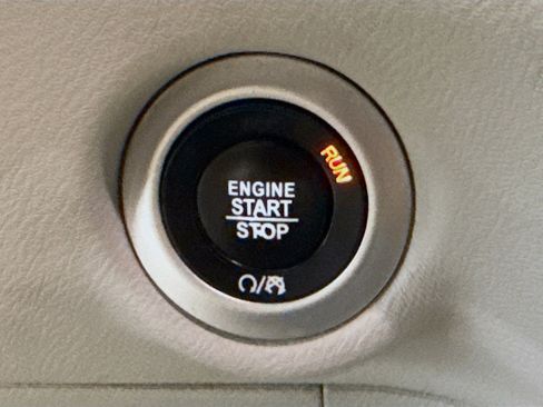Used 2018 Chrysler Pacifica Touring-L FWD image 21