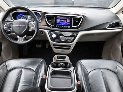 Used 2017 Chrysler Pacifica Touring-L image 16