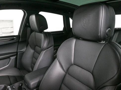 Certified 2025 Porsche Macan image 5